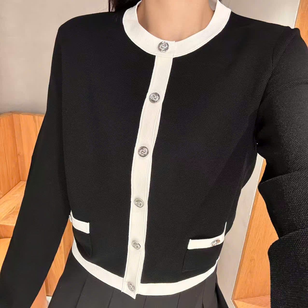  Áo CDG đen dài tay , viền trắng cúc đính đá 