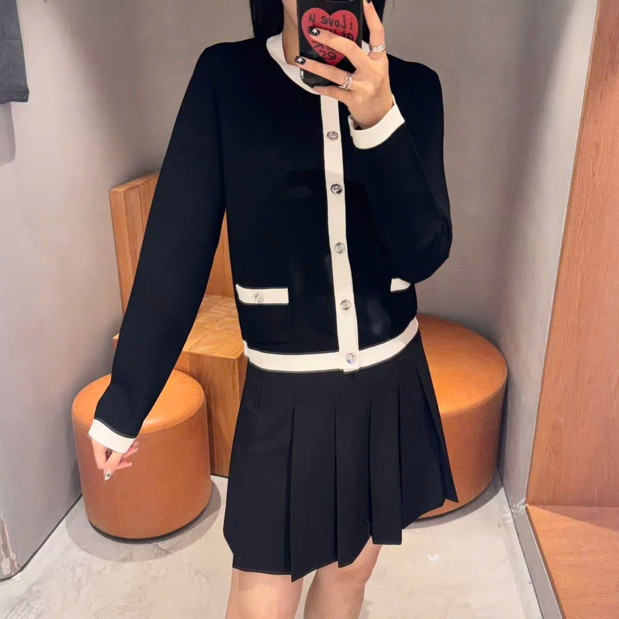  Áo CDG đen dài tay , viền trắng cúc đính đá 