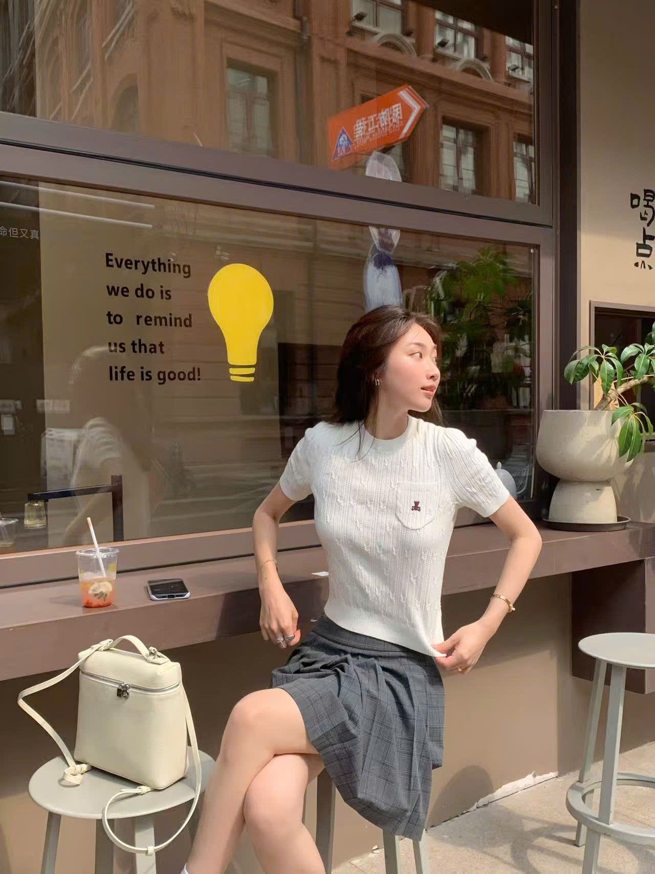  5.Áo trắng, vân sọc túi gấu 1 bên 