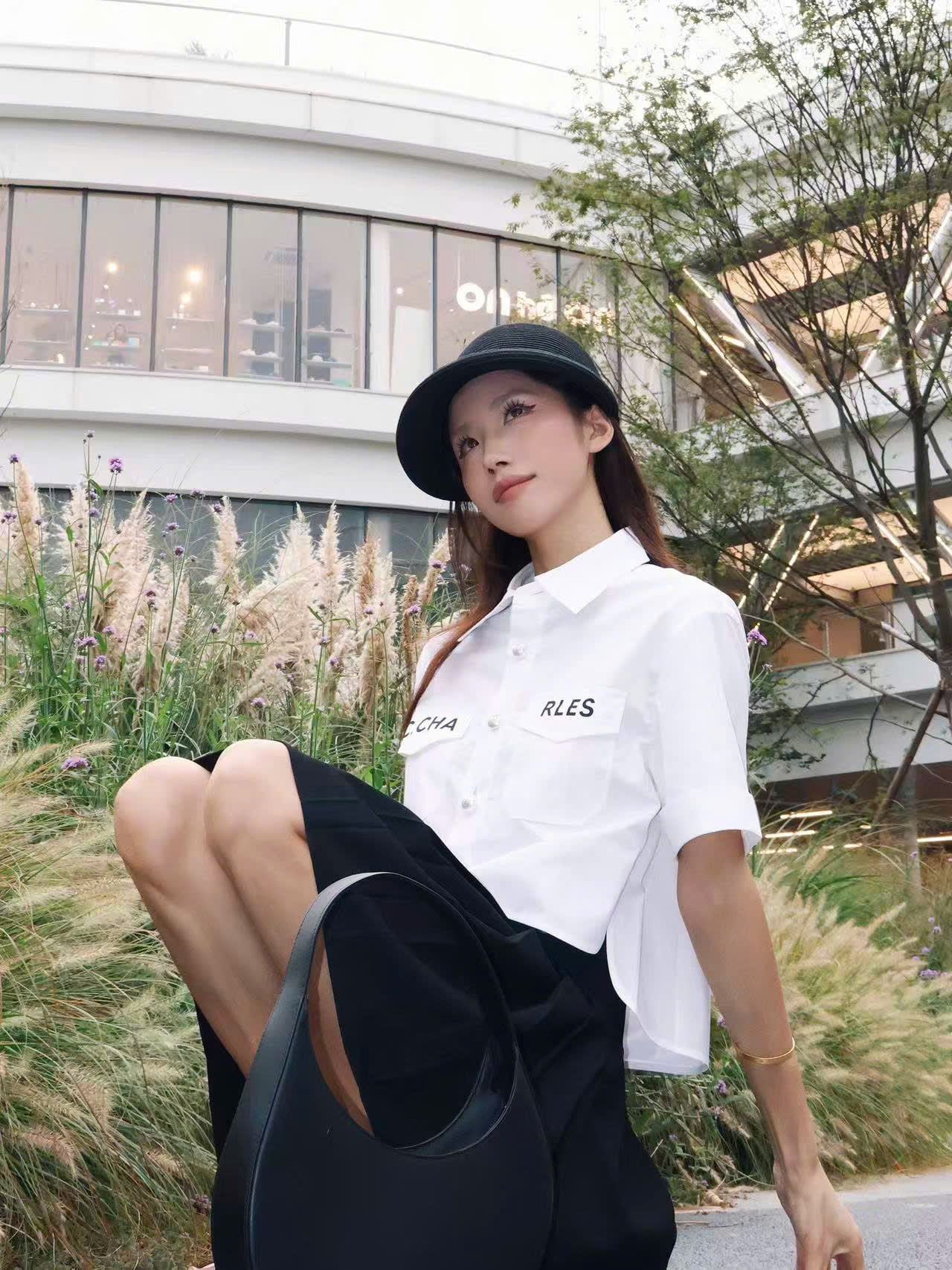  Áo sơmi trắng cúc ngọc, túi chữ 