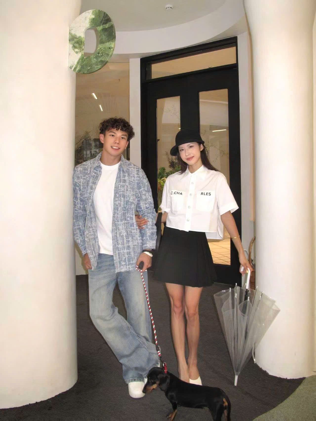  Áo sơmi trắng cúc ngọc, túi chữ 