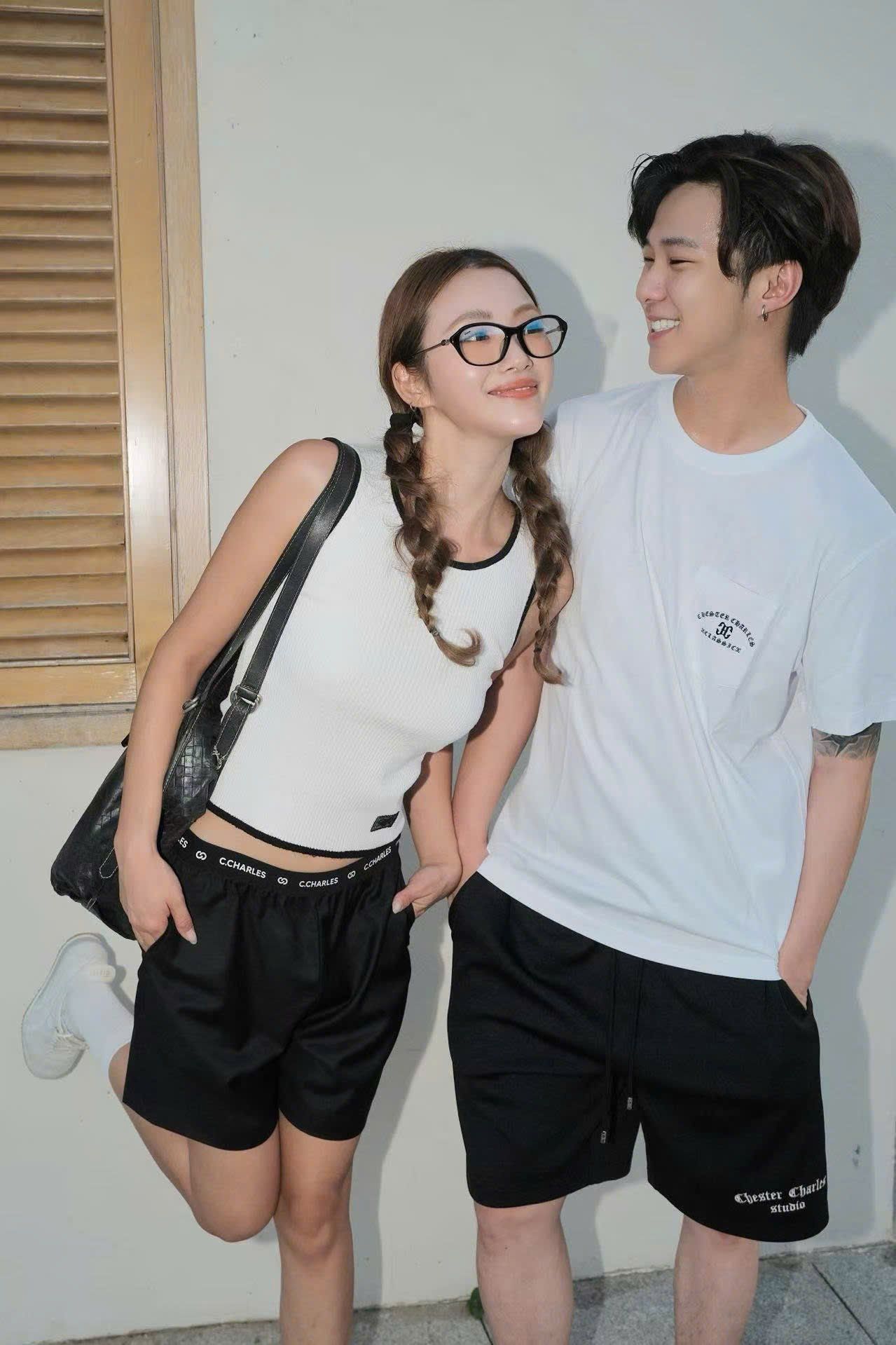  2.Quần sóc vải đen cạp thun chữ 