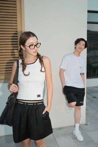  2.Quần sóc vải đen cạp thun chữ 