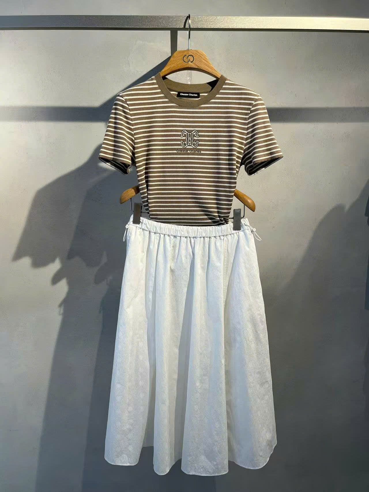  Áo kẻ vàng nâu ss25, ngực logo chữ lồng 