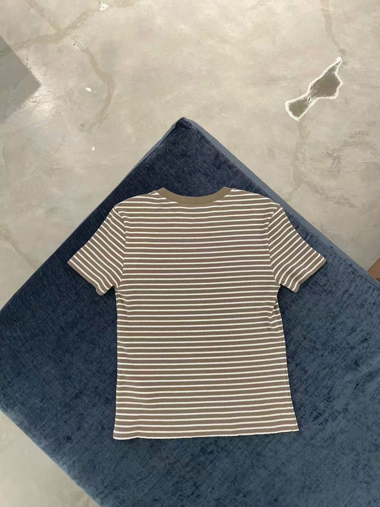  Áo kẻ vàng nâu ss25, ngực logo chữ lồng 