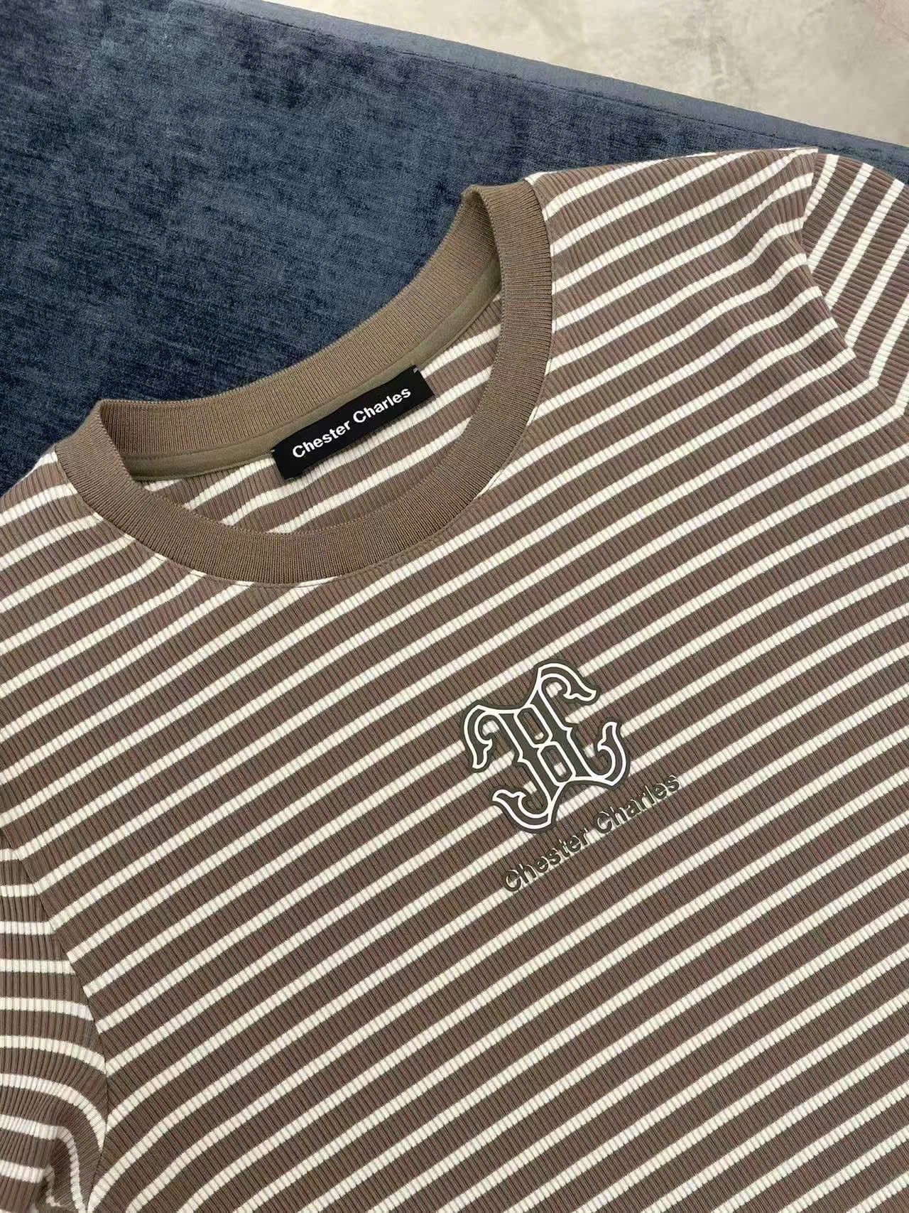  Áo kẻ vàng nâu ss25, ngực logo chữ lồng 