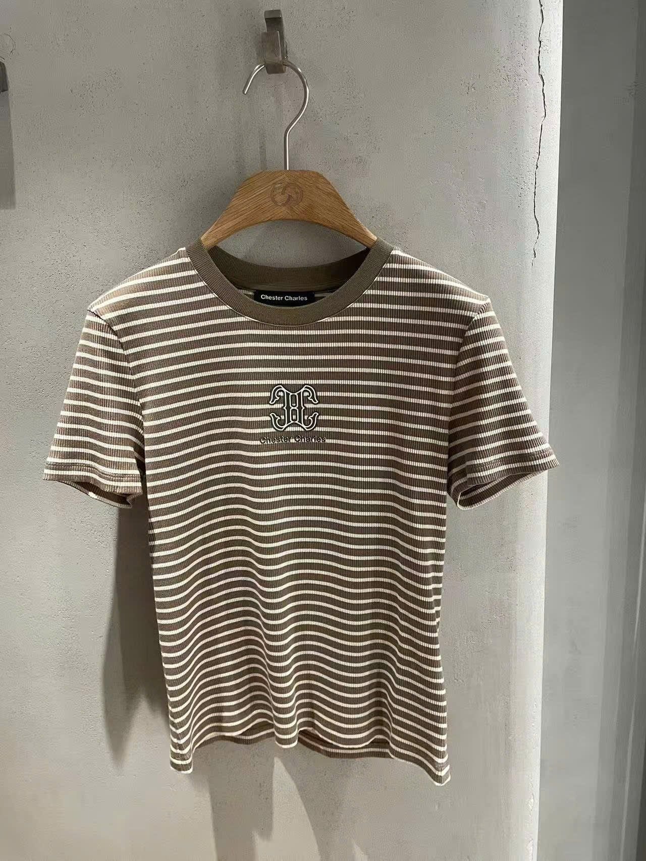  Áo kẻ vàng nâu ss25, ngực logo chữ lồng 