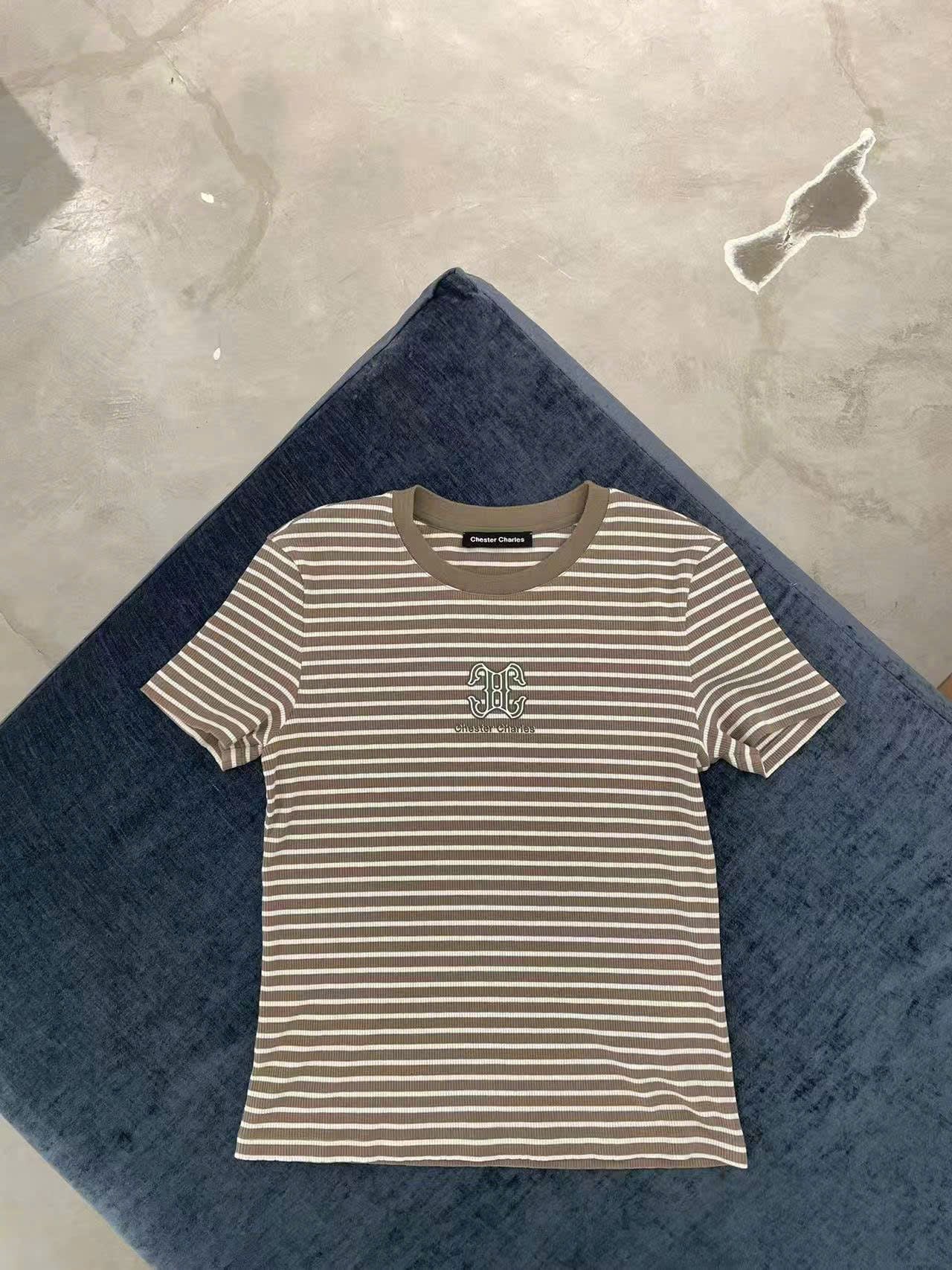  Áo kẻ vàng nâu ss25, ngực logo chữ lồng 