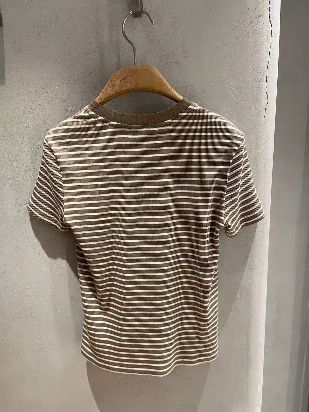  Áo kẻ vàng nâu ss25, ngực logo chữ lồng 