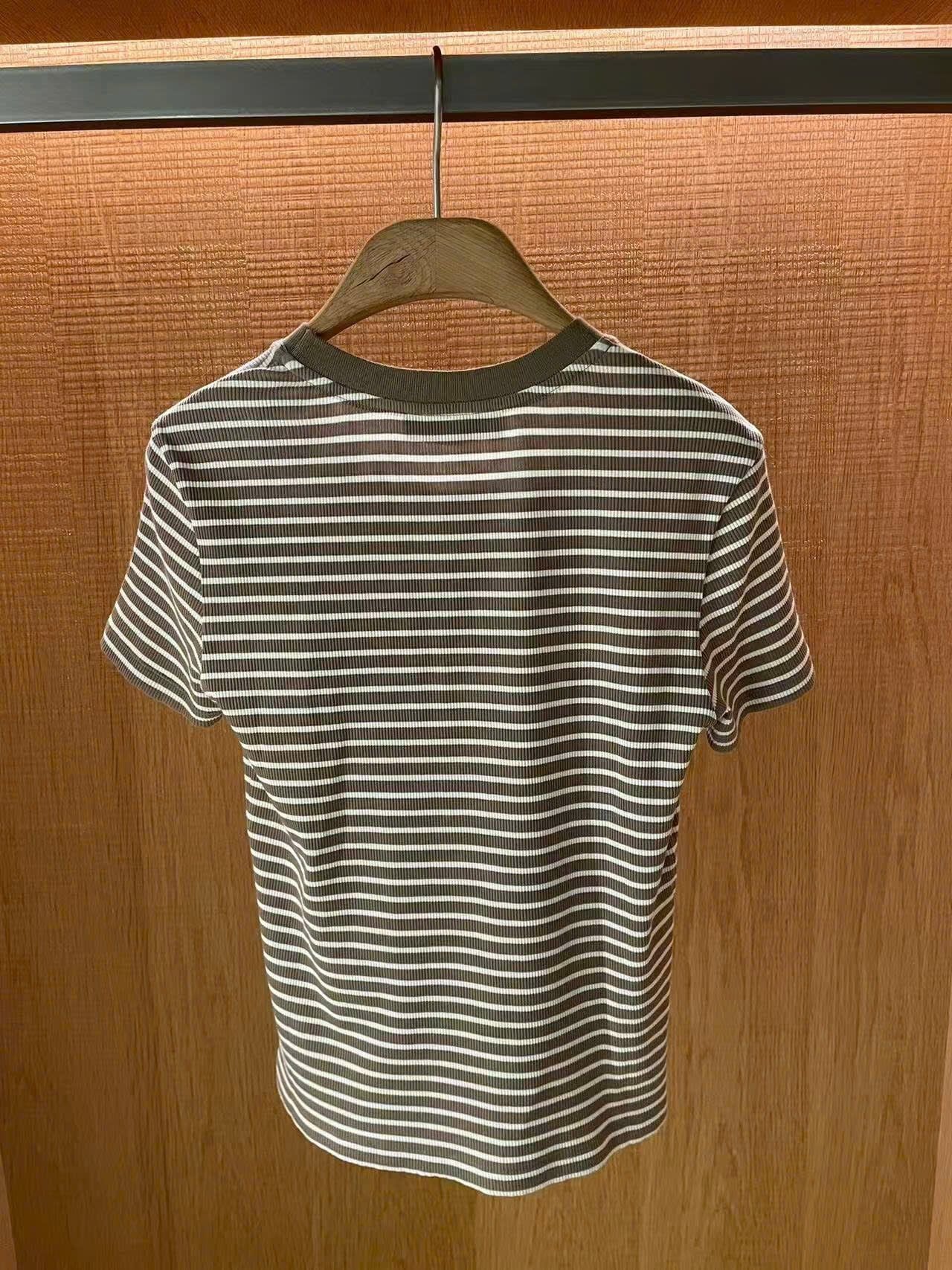  Áo kẻ vàng nâu ss25, ngực logo chữ lồng 