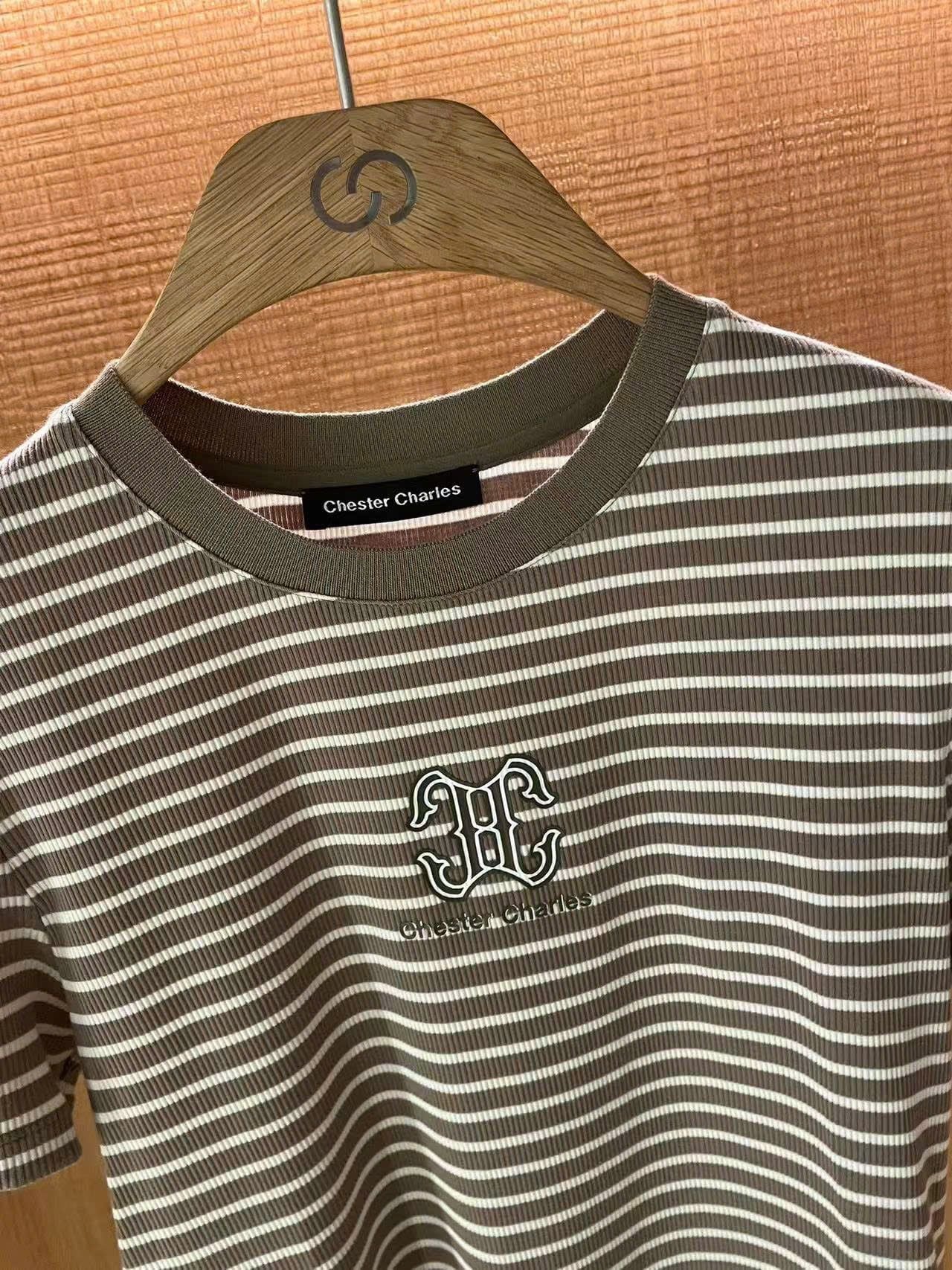  Áo kẻ vàng nâu ss25, ngực logo chữ lồng 