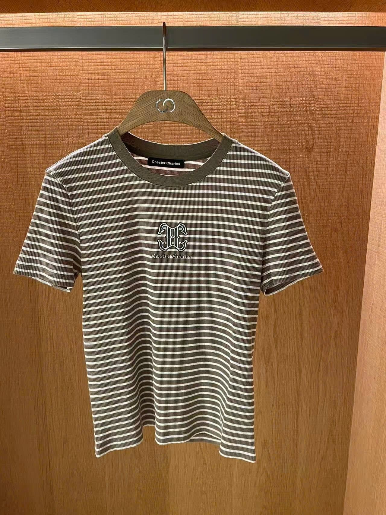  Áo kẻ vàng nâu ss25, ngực logo chữ lồng 