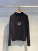  Áo len đen cao cổ kéo khóa, logo trước ngực 