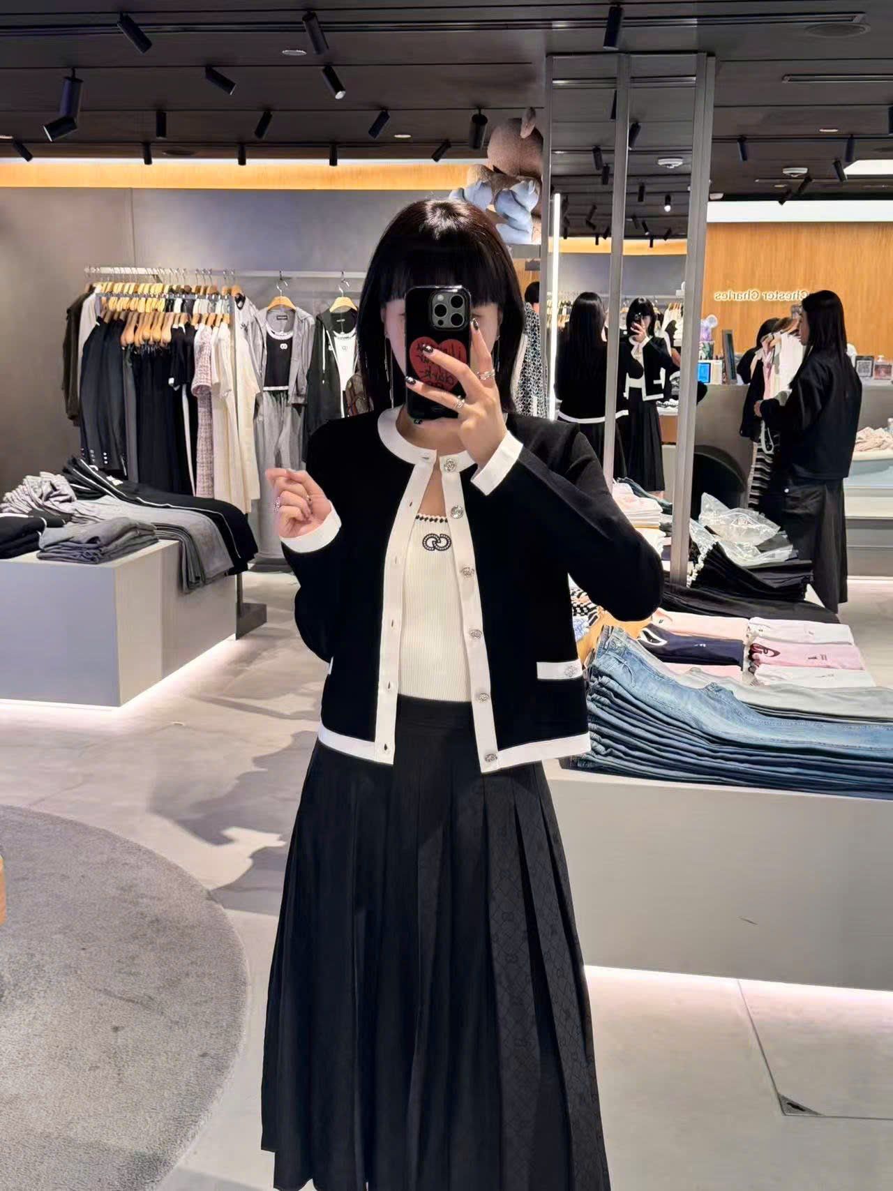  Áo CDG đen dài tay , viền trắng cúc đính đá 