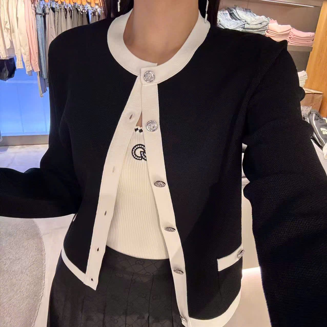  Áo CDG đen dài tay , viền trắng cúc đính đá 