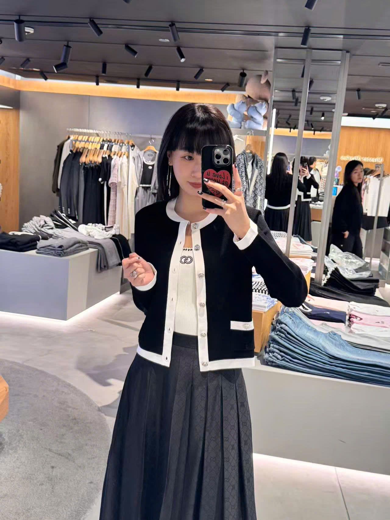  Áo CDG đen dài tay , viền trắng cúc đính đá 