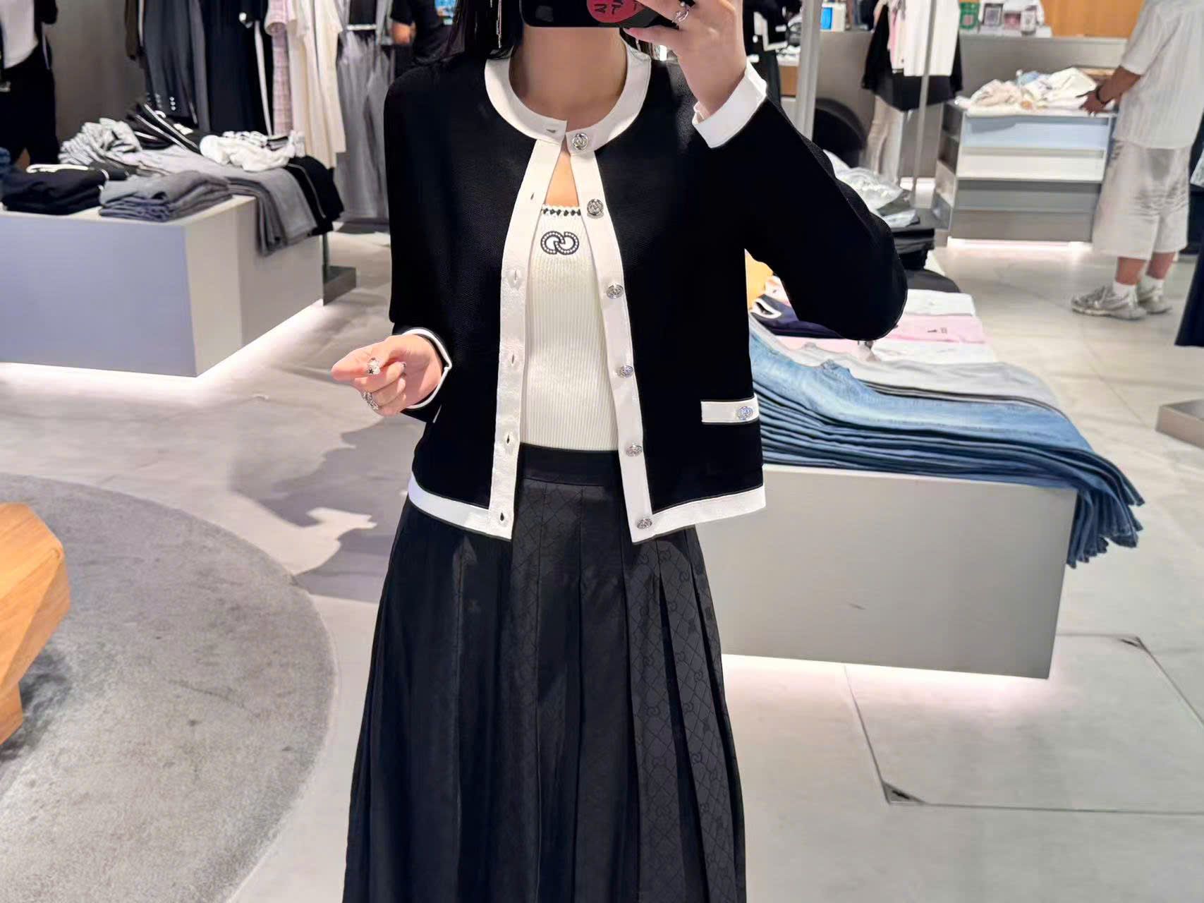  Áo CDG đen dài tay , viền trắng cúc đính đá 