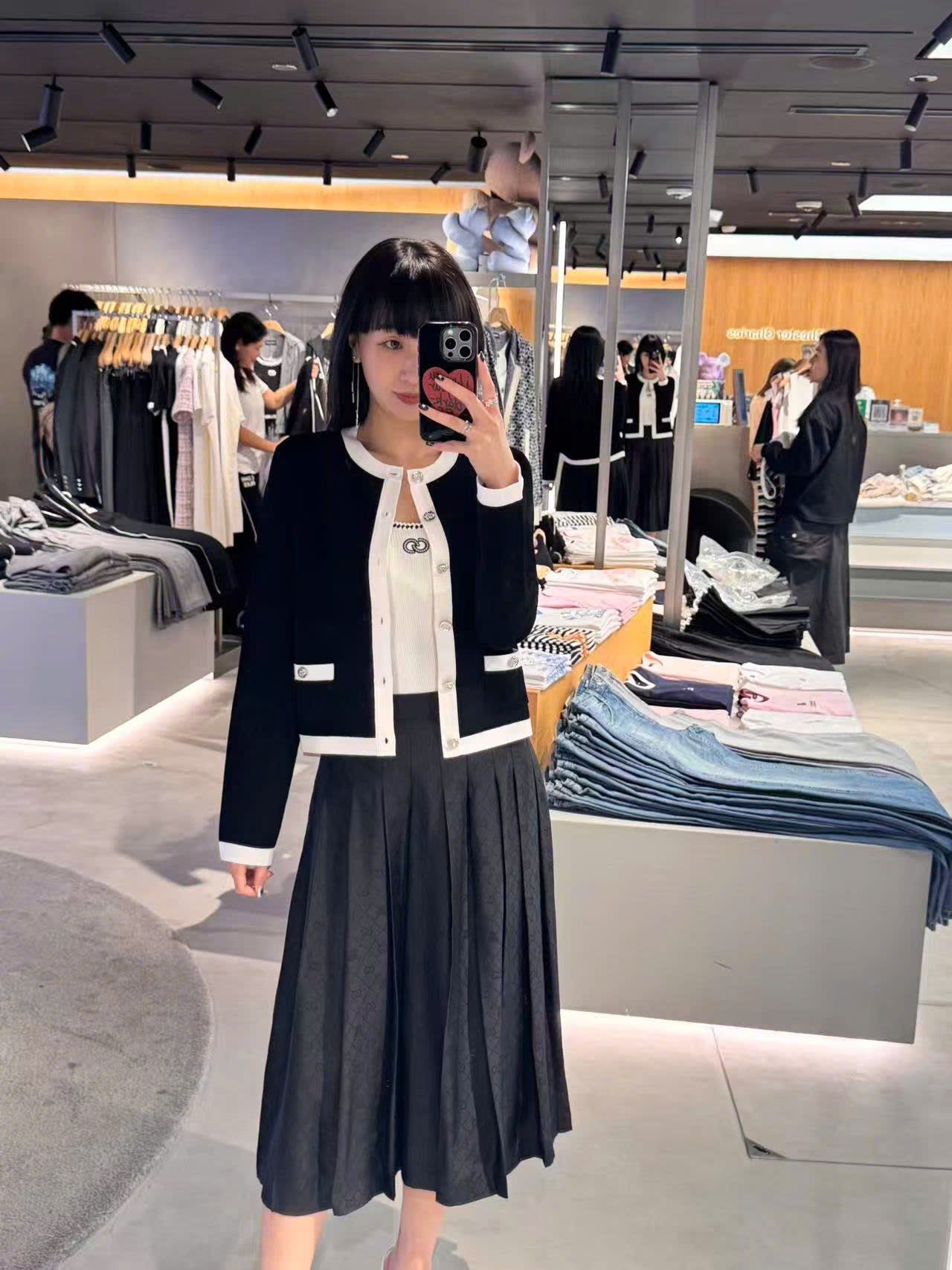  Áo CDG đen dài tay , viền trắng cúc đính đá 