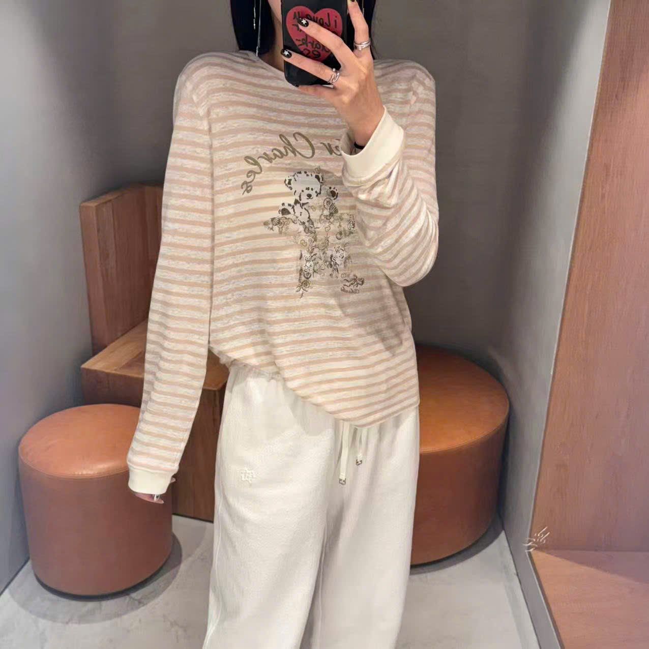  Áo dài tay kẻ nâu, ngực gấu ôm sao 