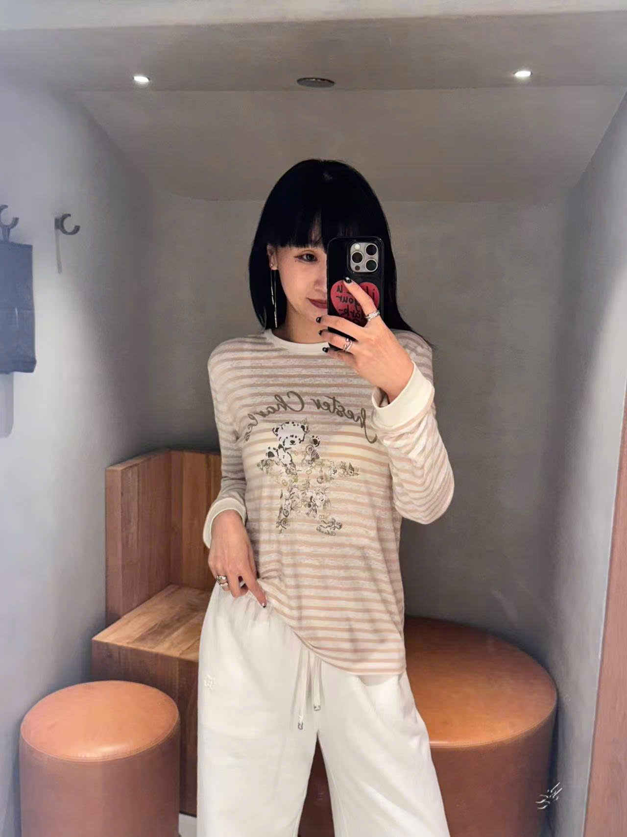  Áo dài tay kẻ nâu, ngực gấu ôm sao 