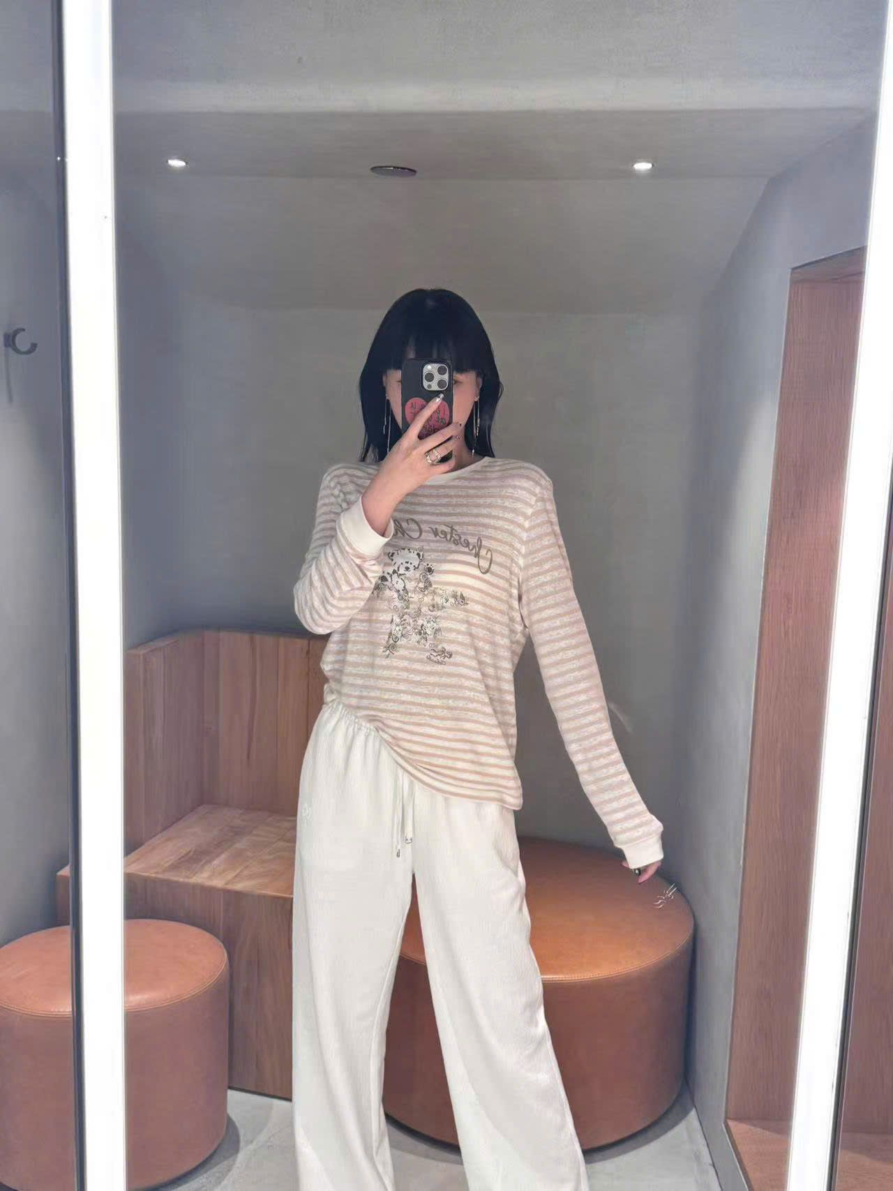  Áo dài tay kẻ nâu, ngực gấu ôm sao 