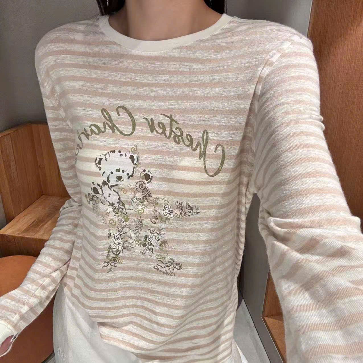  Áo dài tay kẻ nâu, ngực gấu ôm sao 