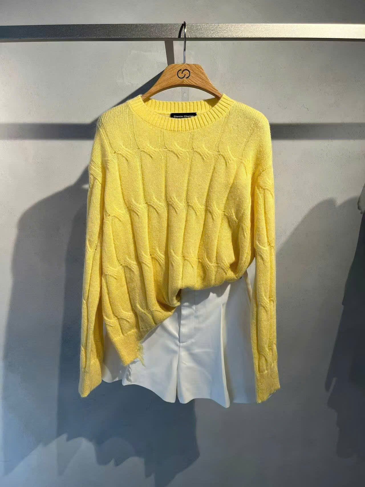  Áo len thừng vàng dài tay , rách gấu 