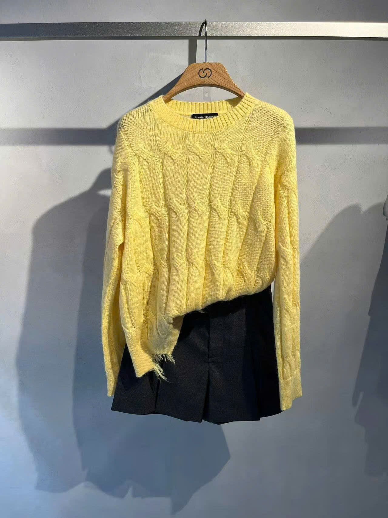  Áo len thừng vàng dài tay , rách gấu 