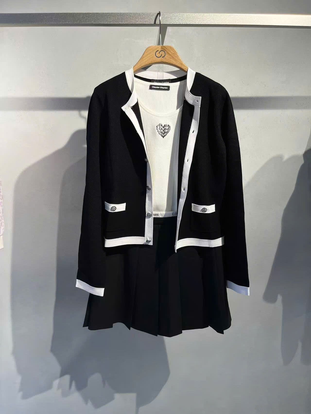  Áo CDG đen dài tay , viền trắng cúc đính đá 