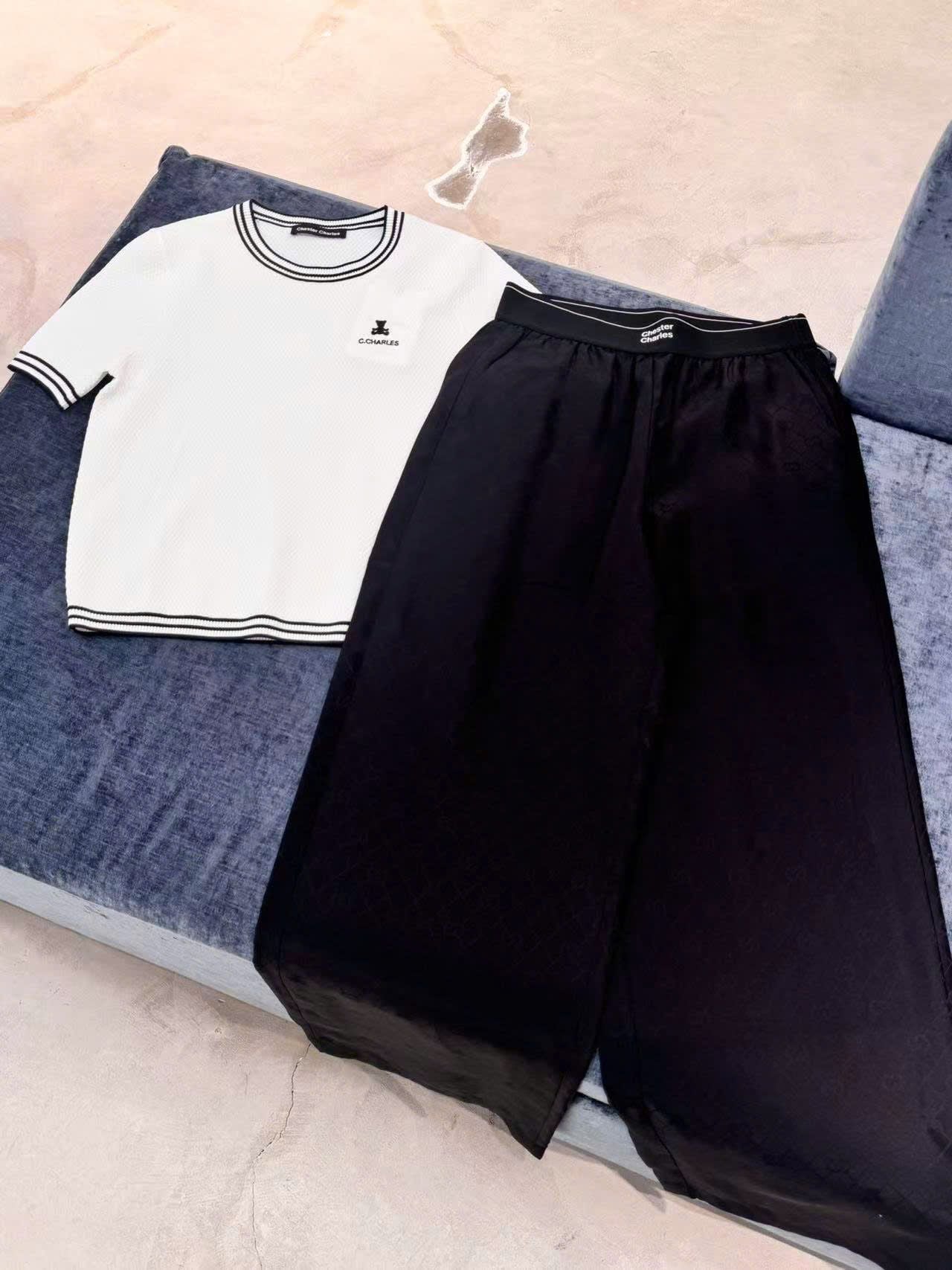  Áo trắng ngắn tay, cổ tròn, viền - gấu đen 