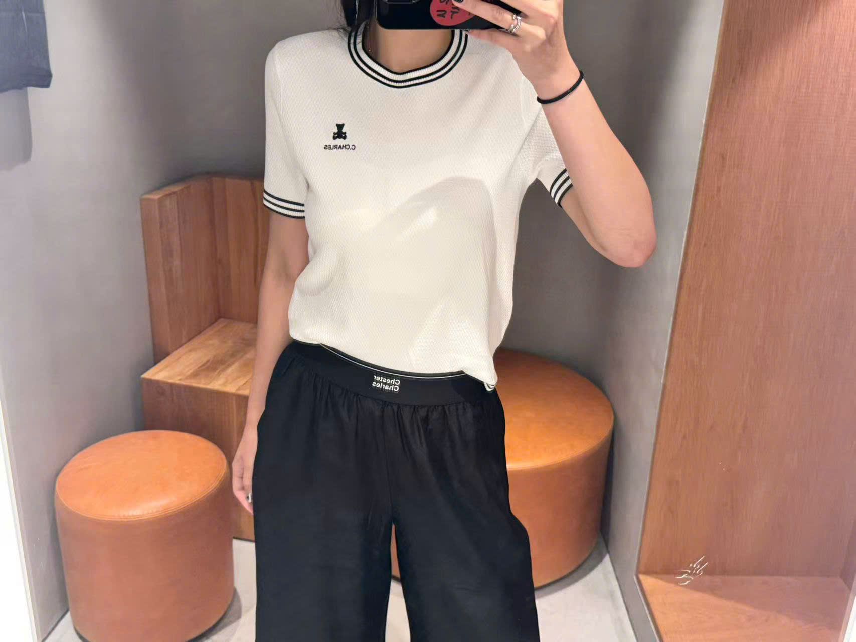  Áo trắng ngắn tay, cổ tròn, viền - gấu đen 