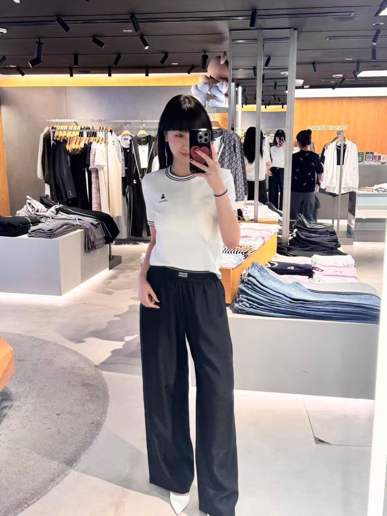  Áo trắng ngắn tay, cổ tròn, viền - gấu đen 