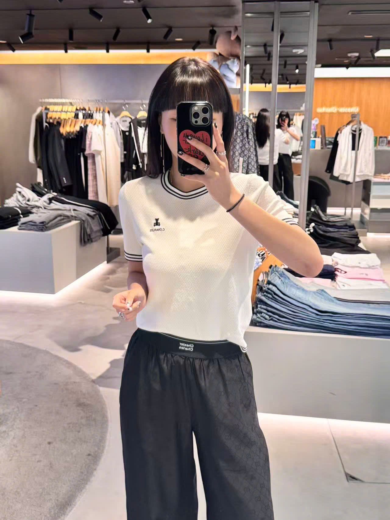  Áo trắng ngắn tay, cổ tròn, viền - gấu đen 