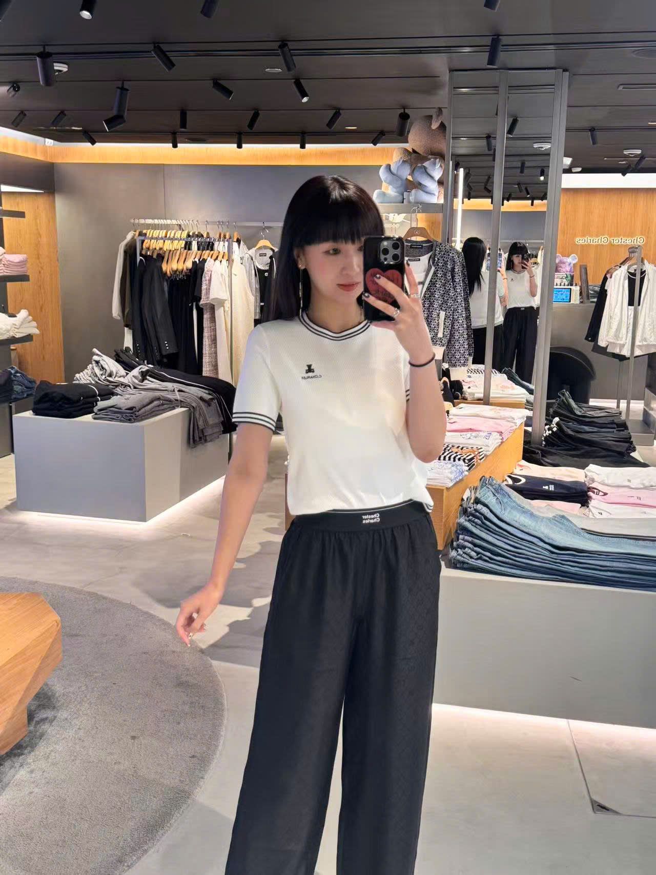  Áo trắng ngắn tay, cổ tròn, viền - gấu đen 