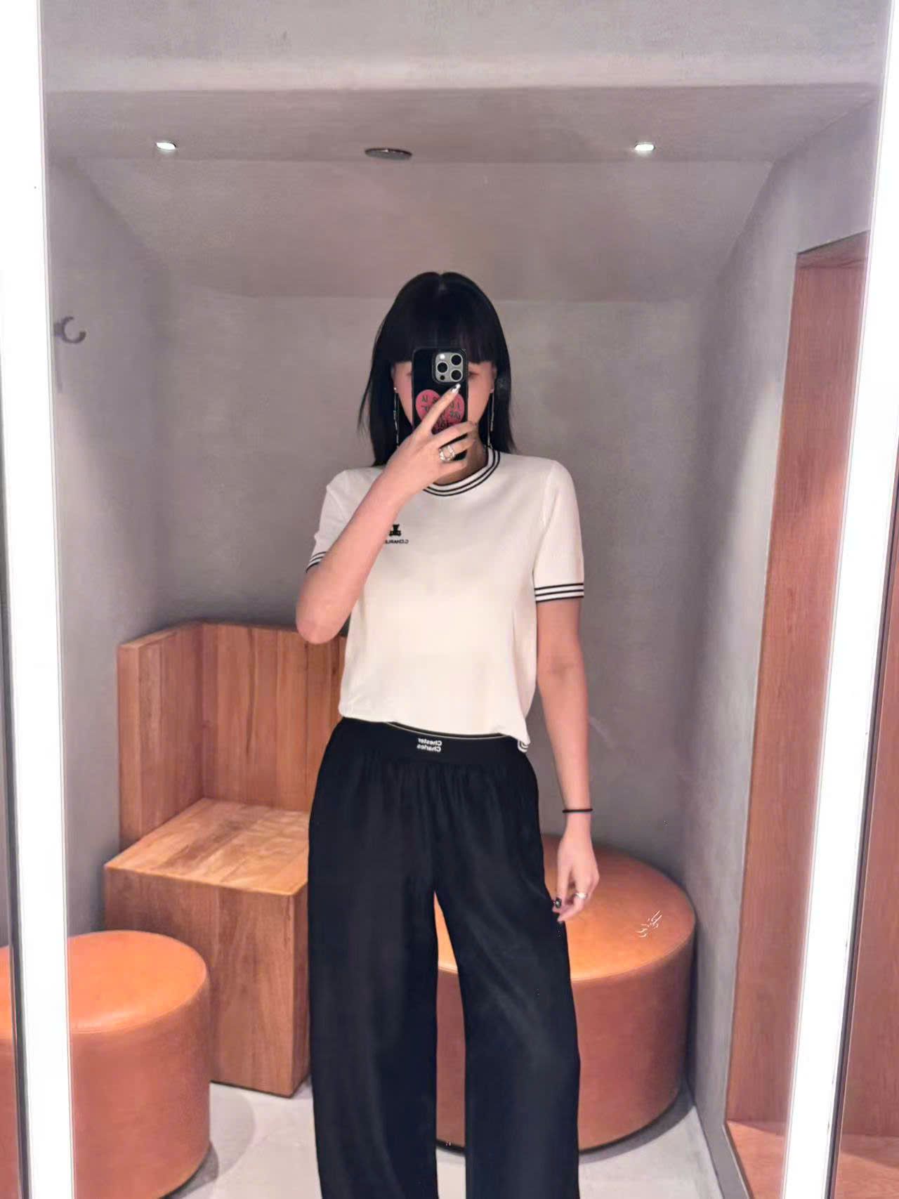  Áo trắng ngắn tay, cổ tròn, viền - gấu đen 