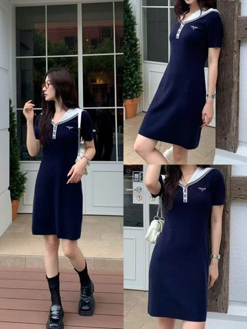  1.Váy thủy thủ xanh navy, cổ V trắng 