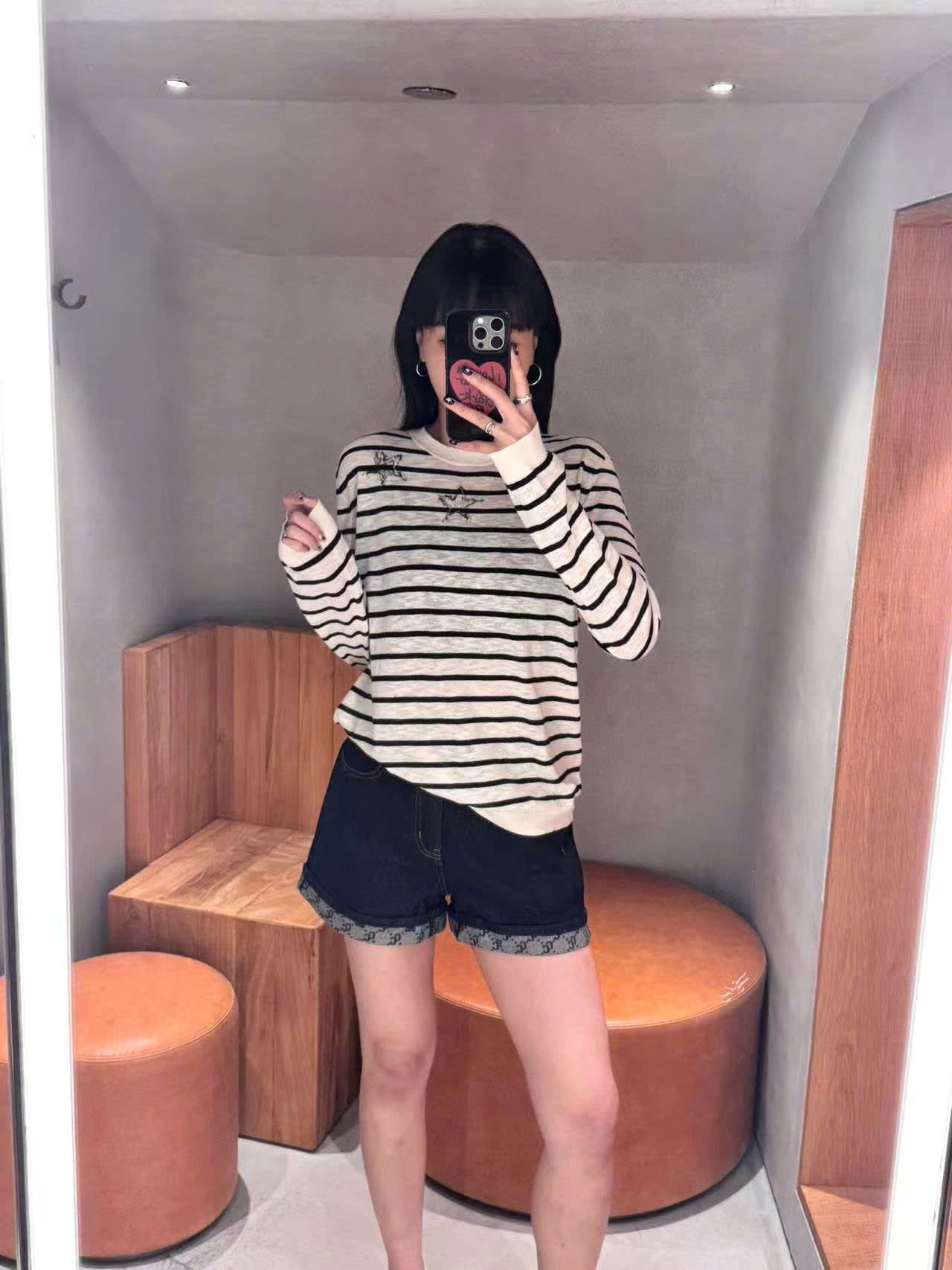  5.Quần sooc Jean xanh gấp gấu Logo 