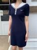  1.Váy thủy thủ xanh navy, cổ V trắng 