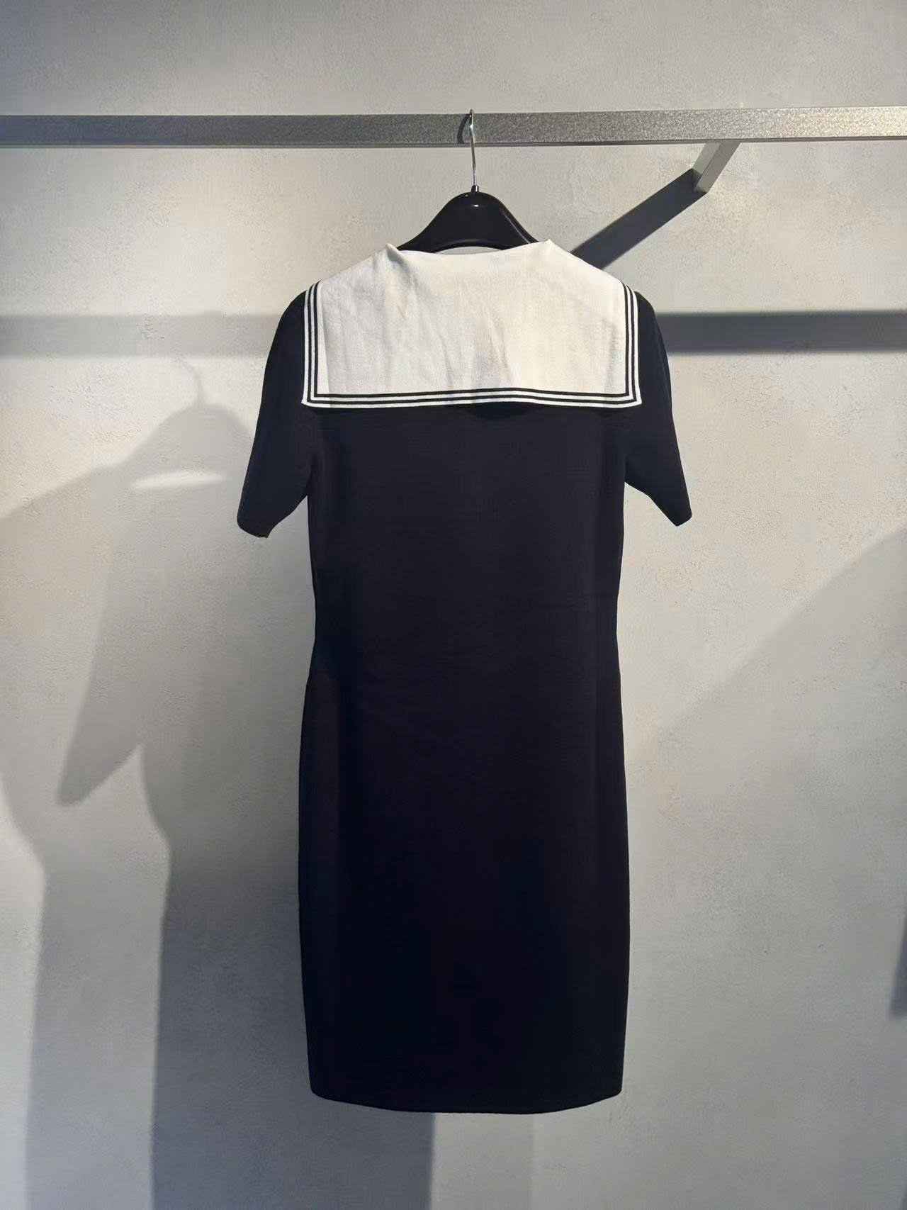  1.Váy thủy thủ xanh navy, cổ V trắng 