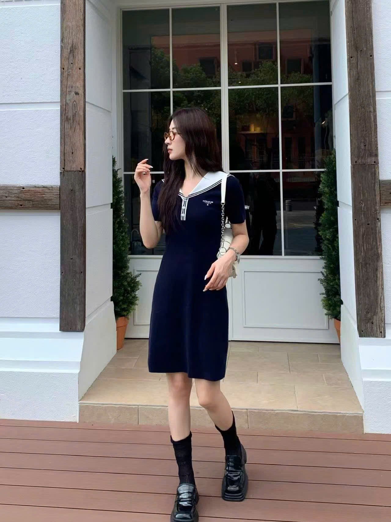  1.Váy thủy thủ xanh navy, cổ V trắng 