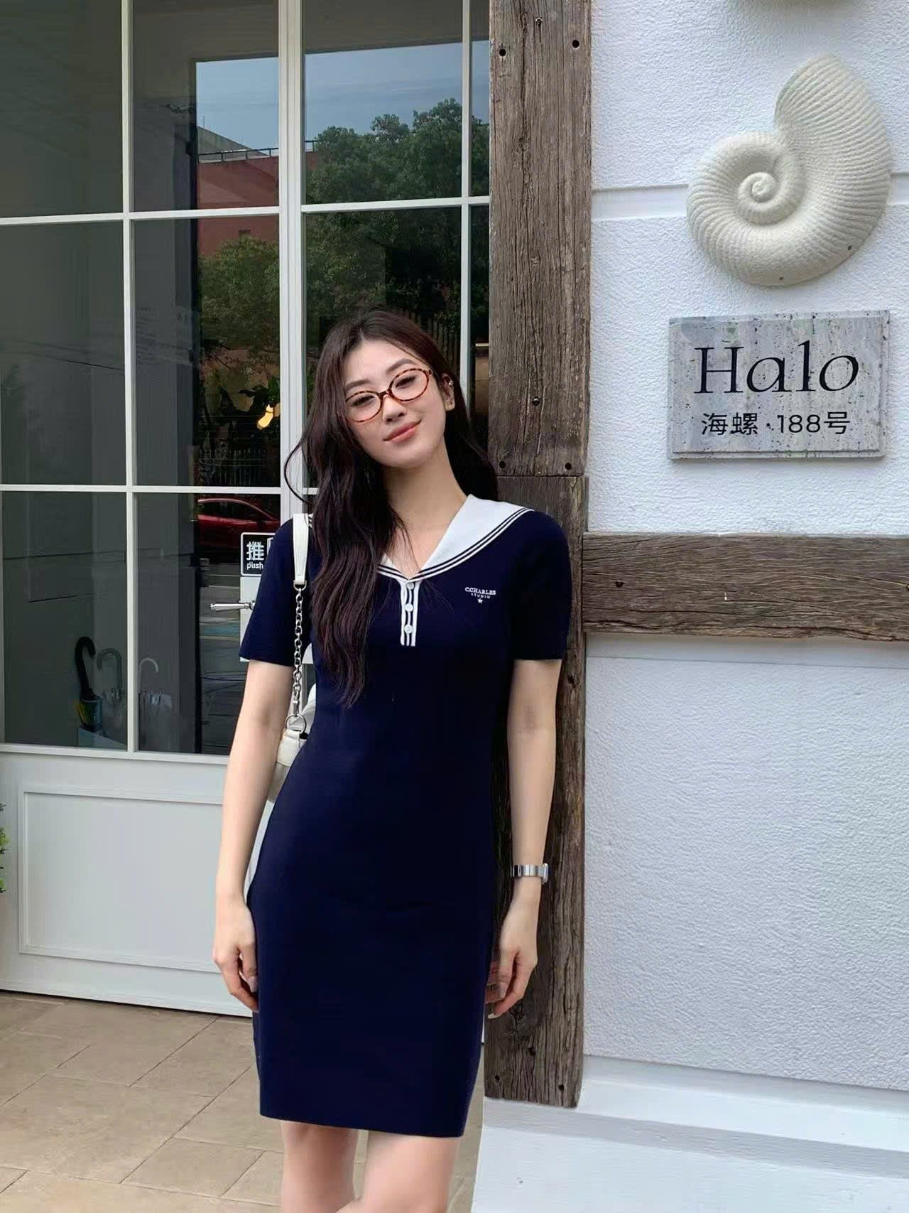  1.Váy thủy thủ xanh navy, cổ V trắng 