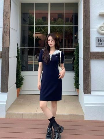  1.Váy thủy thủ xanh navy, cổ V trắng 