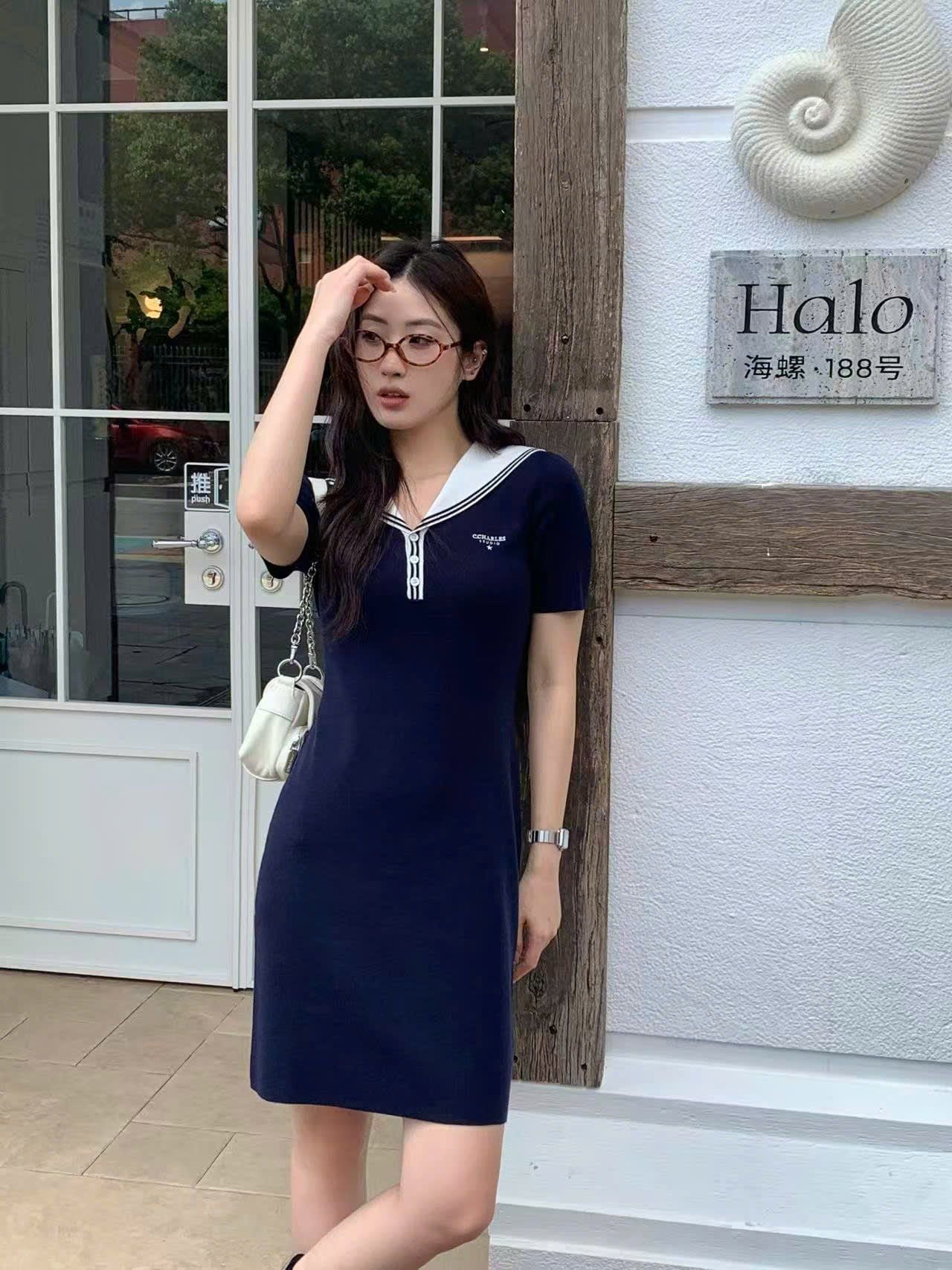  1.Váy thủy thủ xanh navy, cổ V trắng 