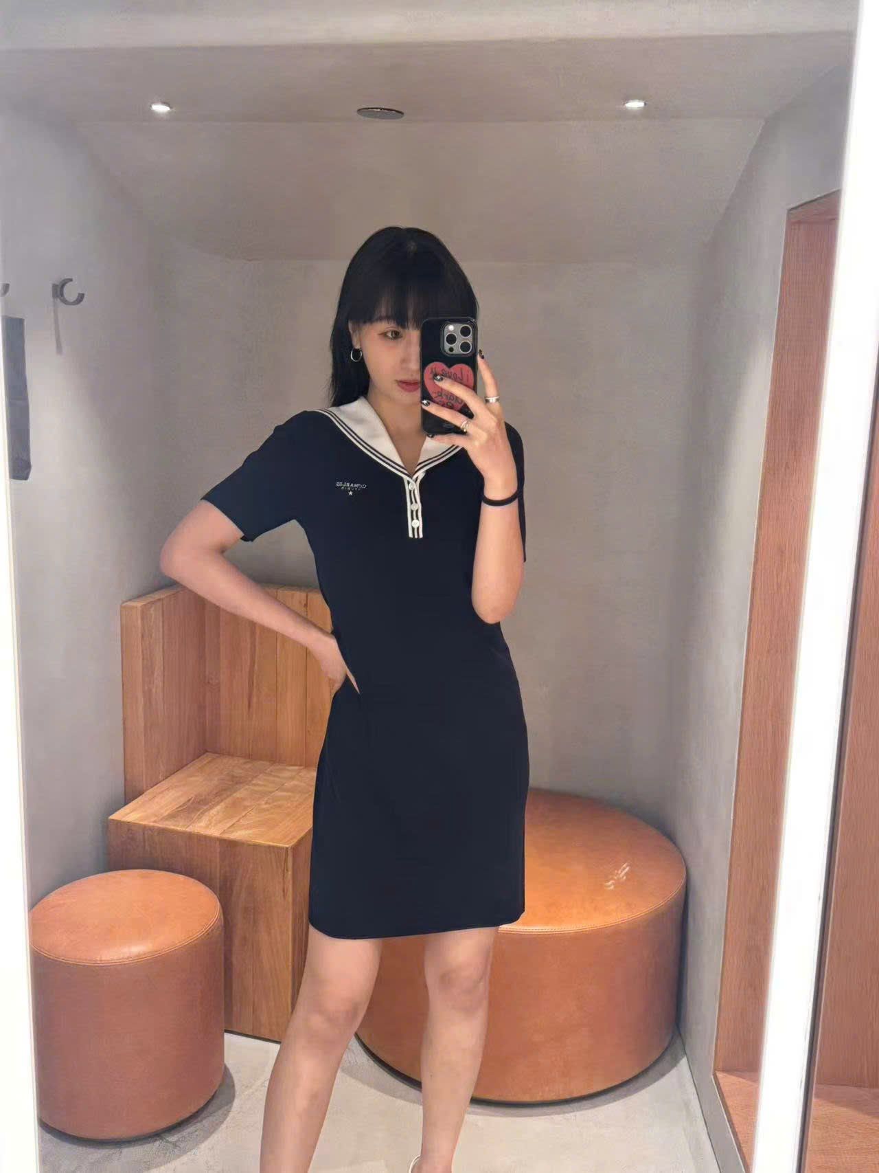  1.Váy thủy thủ xanh navy, cổ V trắng 