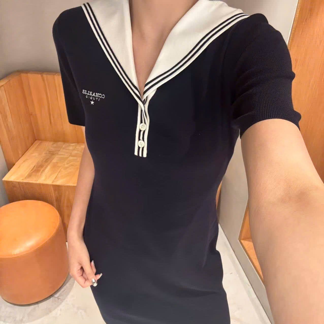  1.Váy thủy thủ xanh navy, cổ V trắng 