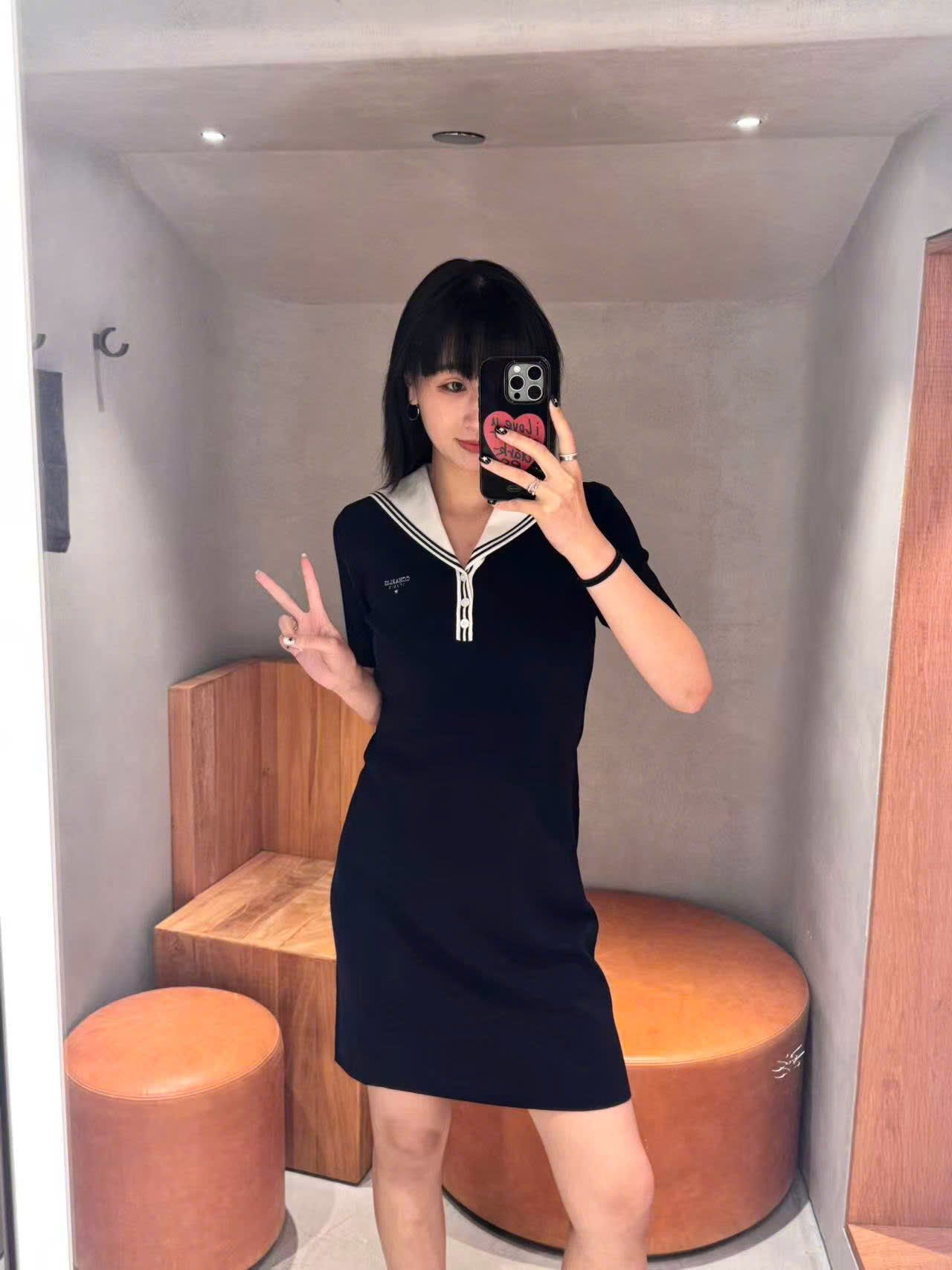  1.Váy thủy thủ xanh navy, cổ V trắng 