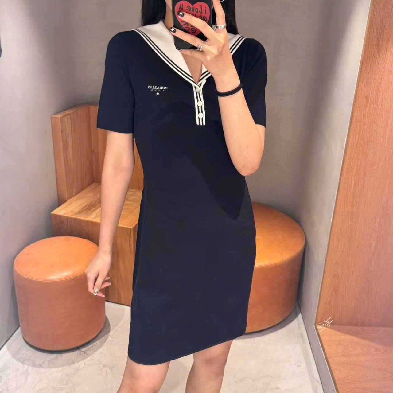  1.Váy thủy thủ xanh navy, cổ V trắng 