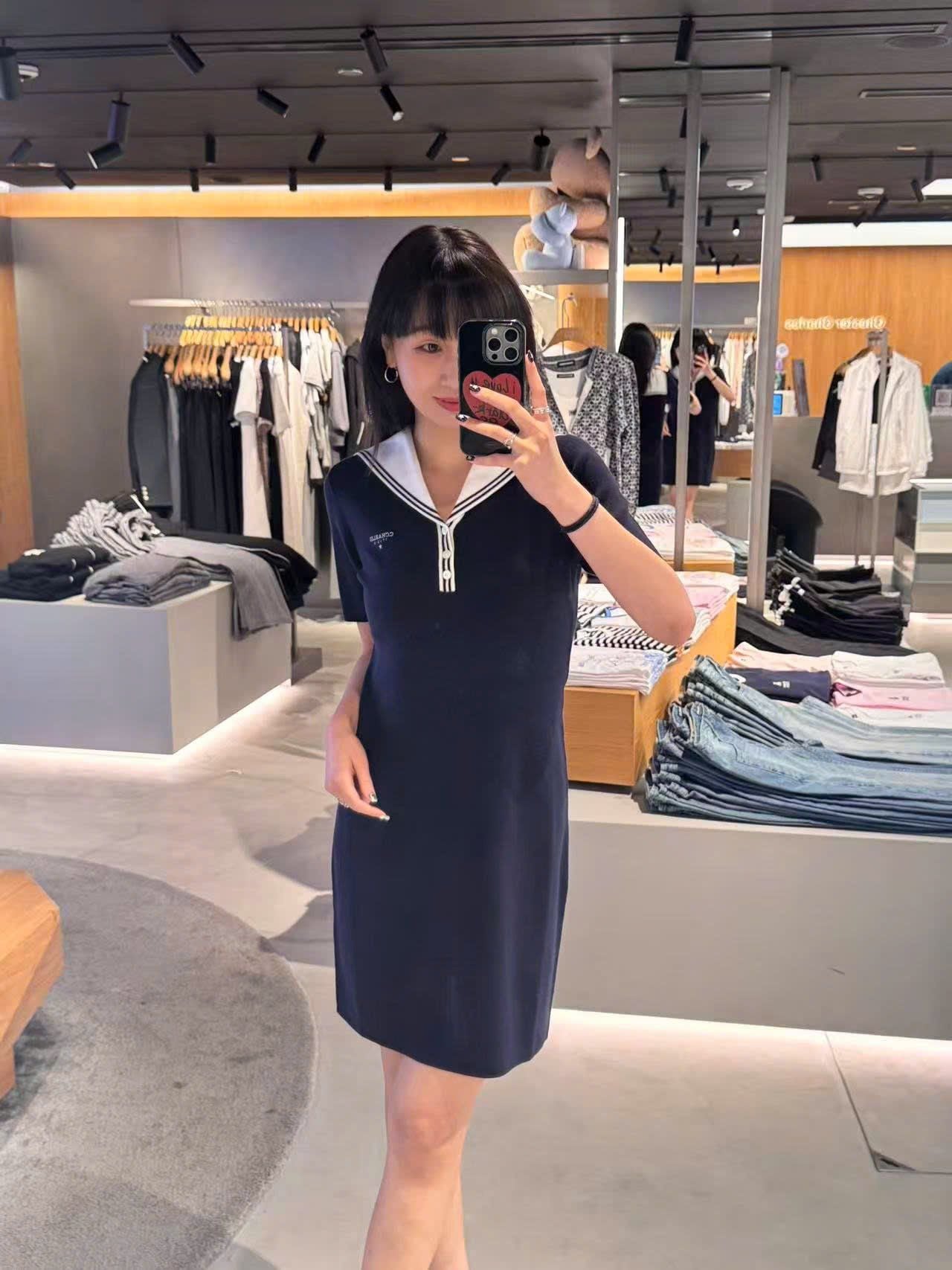  1.Váy thủy thủ xanh navy, cổ V trắng 