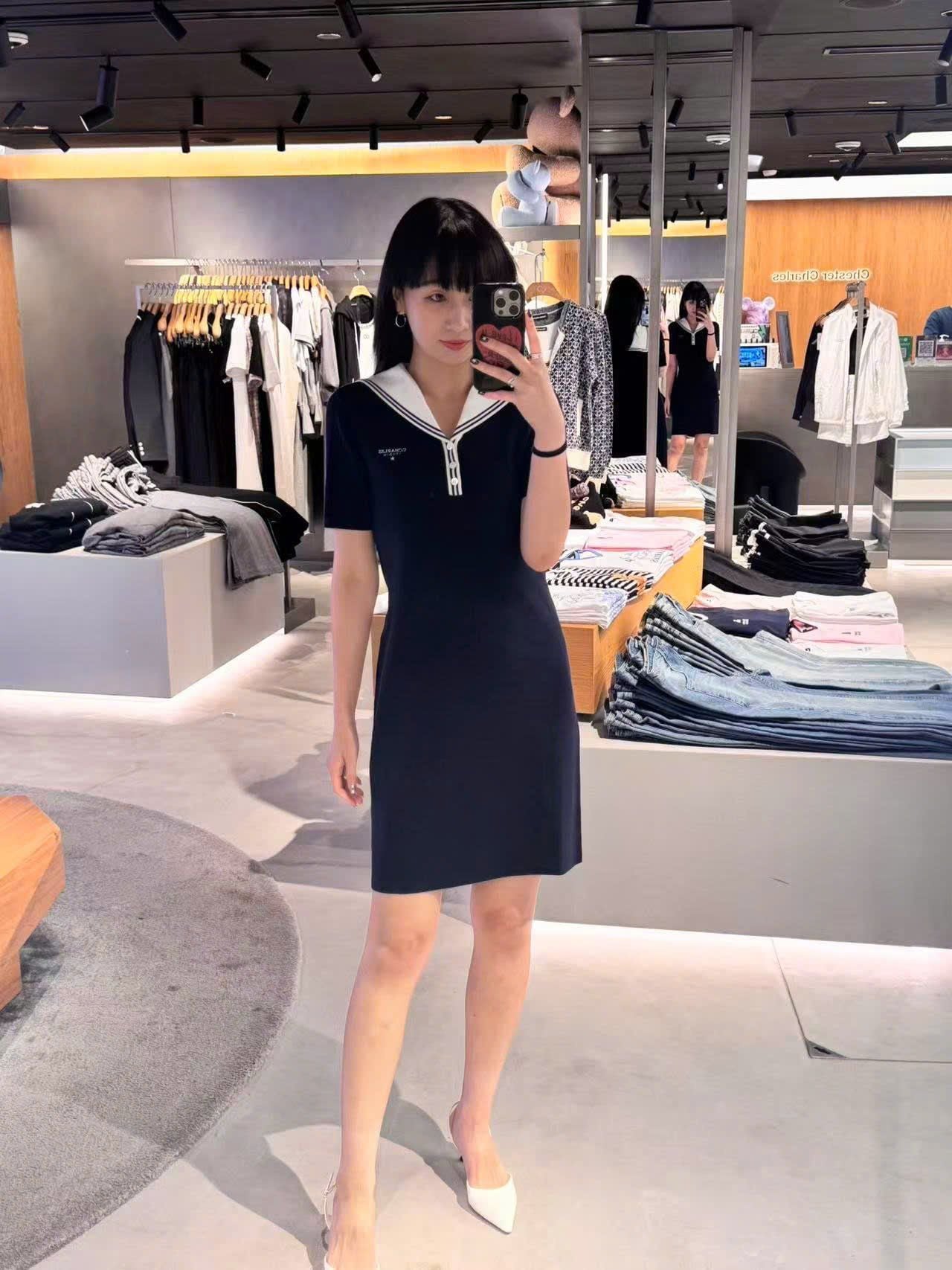  1.Váy thủy thủ xanh navy, cổ V trắng 