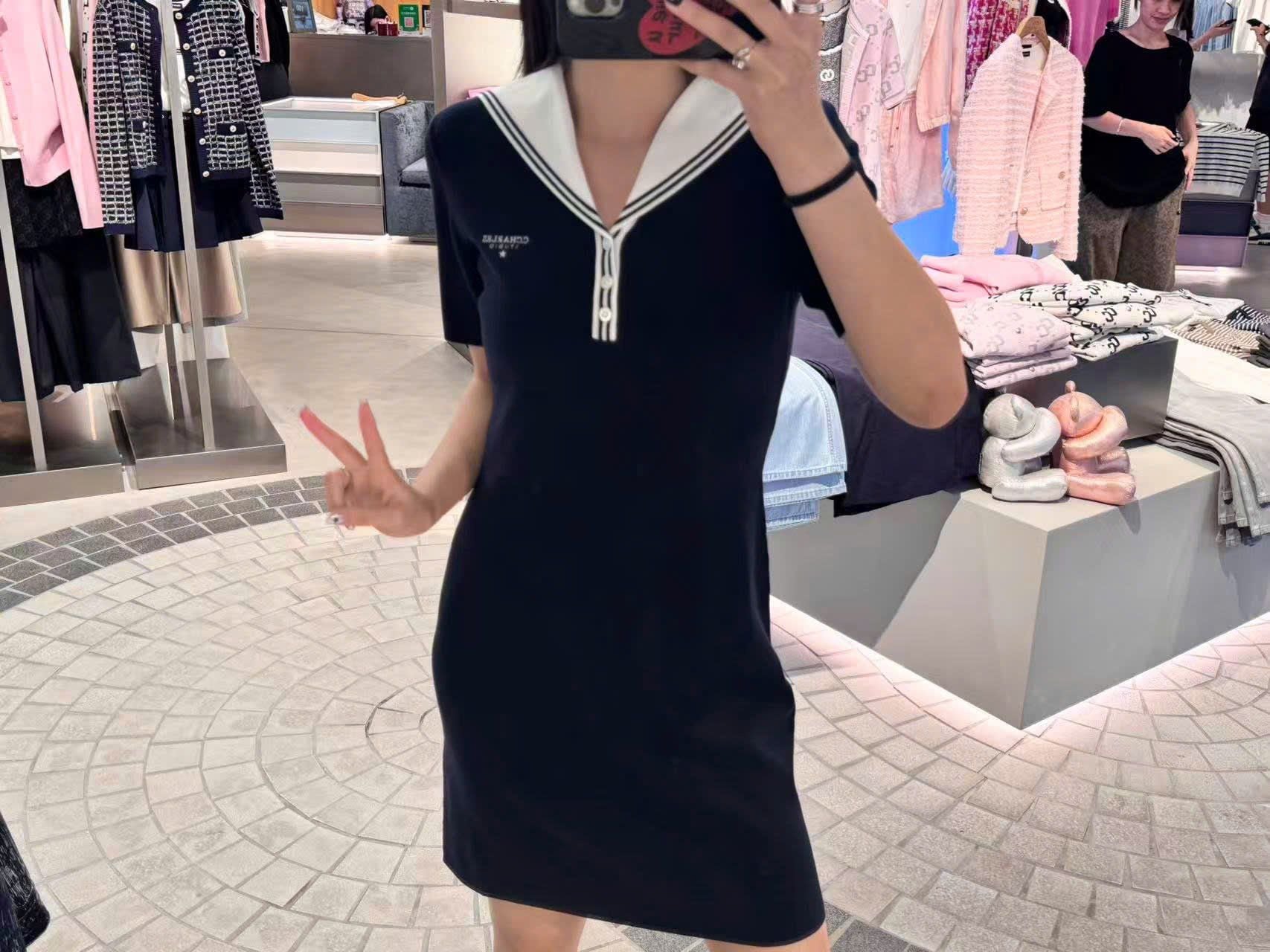  1.Váy thủy thủ xanh navy, cổ V trắng 